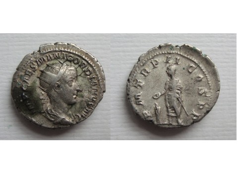 Gordianus III - Offerende keizer in toga (D2129) Gordianus III - Offerende keizer in toga (D2129)