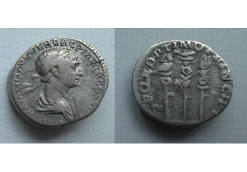 Trajanus - Aquila tussen twee standaards! (JUL2157)