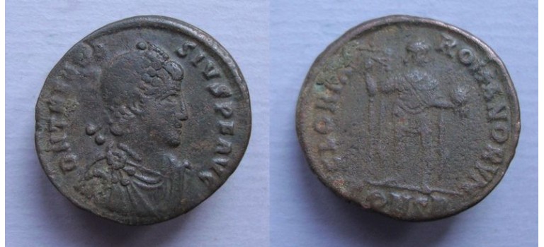 Theodosius I - Gloria Romanorum keizer met globe en labarum (F21117)