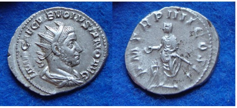 VOLUSIANUS - Offerende keizer SCHAARS! (AU1826)