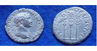 Trajanus - Aquila between two standards (D1724)