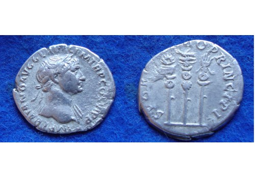 Trajanus - Aquila tussen twee standaards! (D1724)