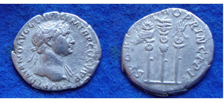 Trajanus - Aquila between two standards (D1724)