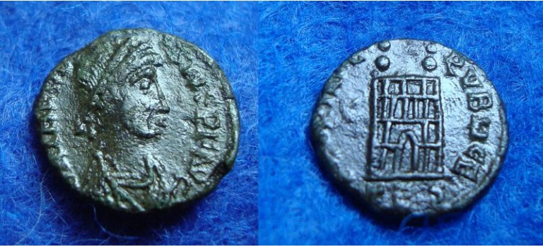 Valentinian II - Campgate scarce (O1712)