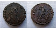 Valentinianus II - Virtvs Exerciti SCHAARS en grote munt! (AU2235)