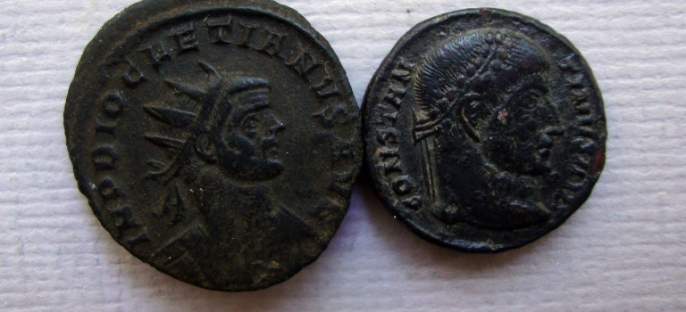 2 romeinse munten: constantijn de grote en diocletianus (AU2239)
