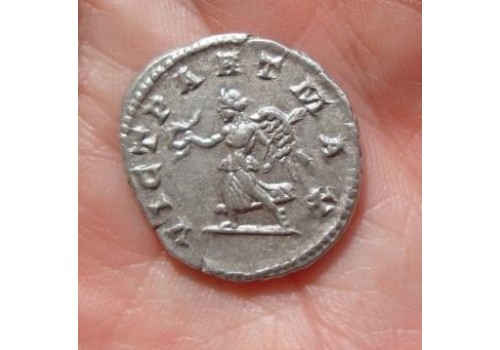 Caracalla- Denarius Victoria SCHAARS Bijna Prachtig!