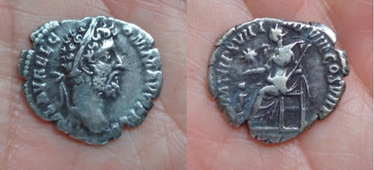 Commodus denarius Pietas with child (1012)