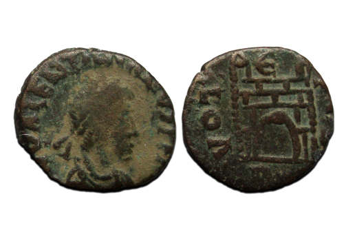 Valentinian III -  AE4 campgate rare (JA23117)