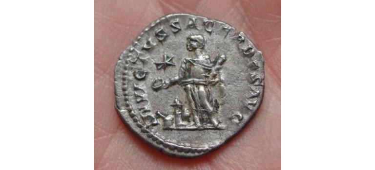 Elagabalus- denarius INVICTVS SACERDOS SCHITTEREND! (420) zeldzame variant zonder hoorn!