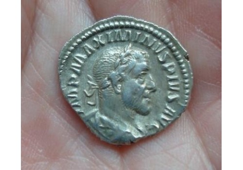 Maximinus I - keizer met twee standaards