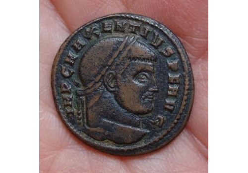 Maxentius  - Victoria scarce