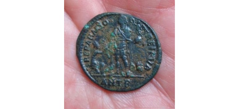 Valentinianus II - keizer met knielende vrouw