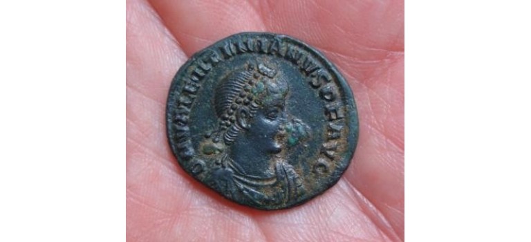 Valentinianus II - keizer met knielende vrouw