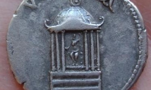 De eeuwige tempel van Vesta op Romeinse munten