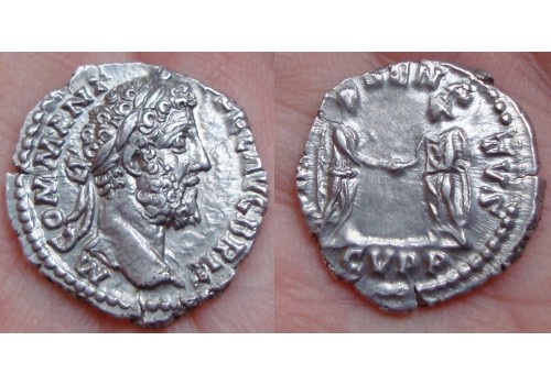 Commodus - denarius PIETATI SENATVS  bijna prachtig en schaars! (JA1602)