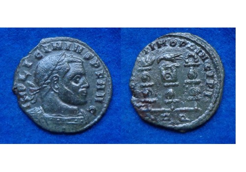 Licinius - legioensadelaar tussen twee standaarden (N1603)