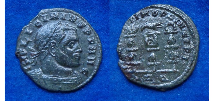 Licinius -  three standards! (N1603)