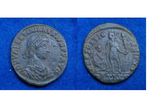 Valentinianus II - keizer met knielende vrouw Siscia (O1627)
