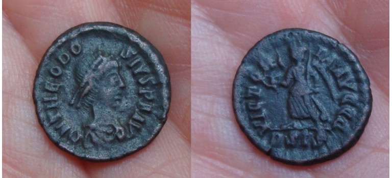 Theodosius I - VICTORIA AVGGG schaars  (AU1650)